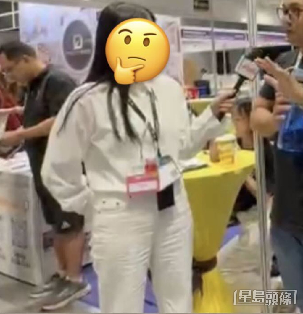 胸前掛著極度逼真的「記者證」，手持咪高峰煞有介事地進行訪問。(圖片來源：stinteriorhk＠Threads)