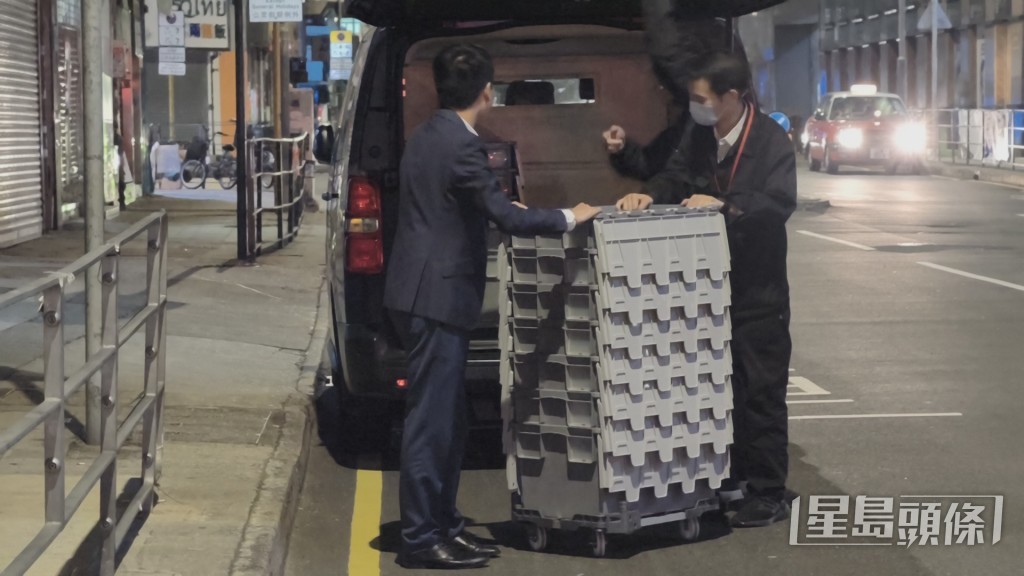 廉署人員準備多個膠箱以檢走證物。黃文威攝