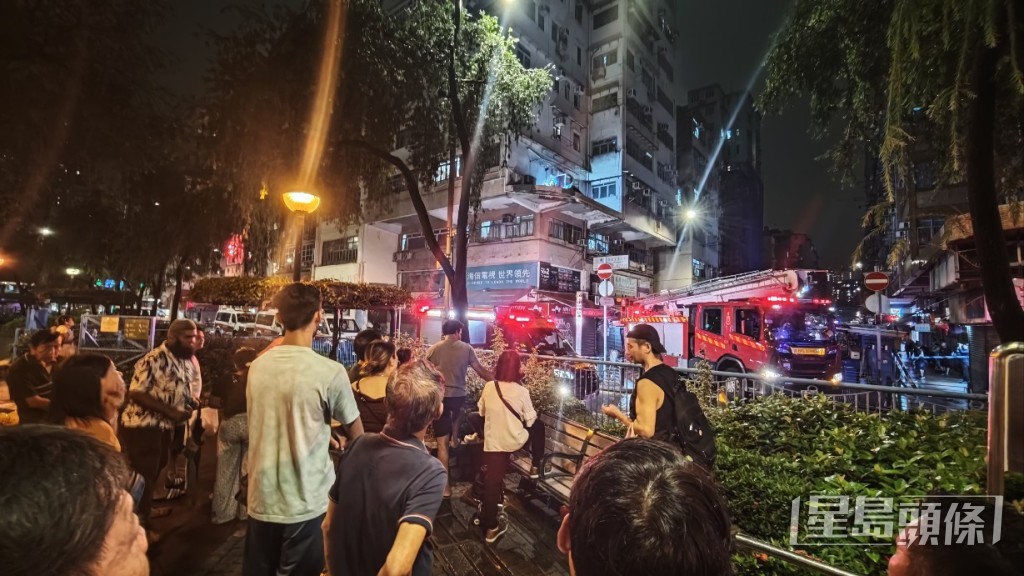 大批途人圍觀。 大批途人圍觀。