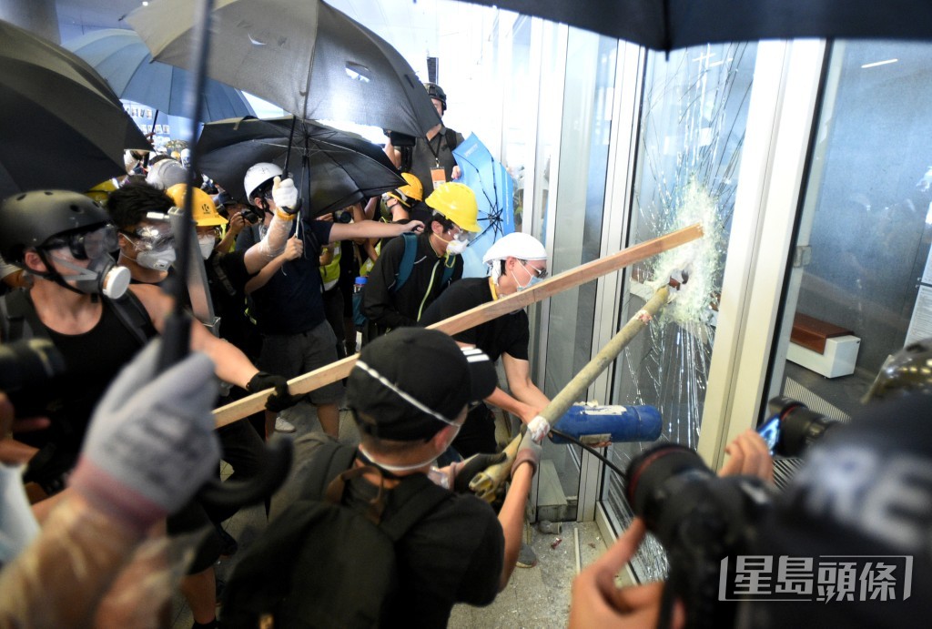 梁君彥稱，23條立法是香港欠了中央26年，不擔心立法會被衝擊。圖為2019年反修例期間立法會被衝擊。