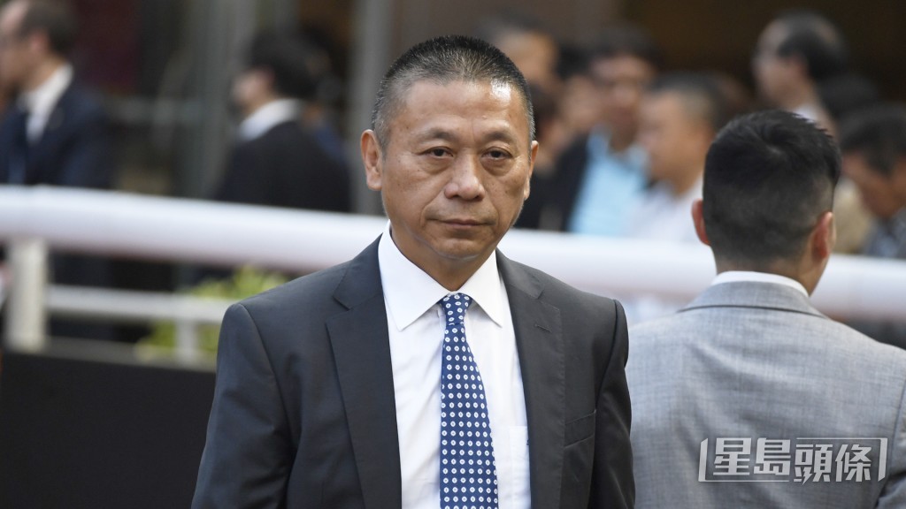 今朝「大勇胜」出试期间沈集成很紧张，课后急不及待走到隧道口等马。