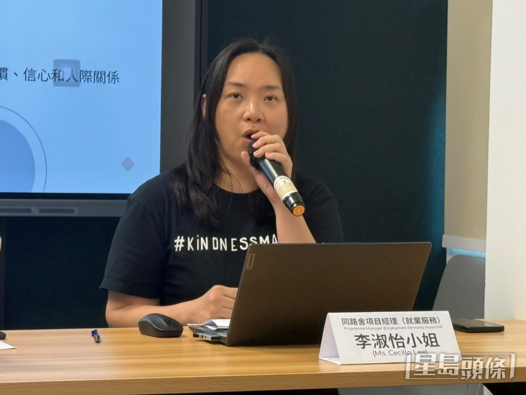同路舍項目經理(就業服務)李淑怡解釋,參與「微就業」訓練的無家者會擔任「社區助理」,例如在非政府組織的社區歇腳點或社區客廳負責「茶水檔」工作。 同路舍項目經理(就業服務)李淑怡解釋,參與「微就業」訓練的無家者會擔任「社區助理」,例如在非政府組織的社區歇腳點或社區客廳負責「茶水檔」工作。