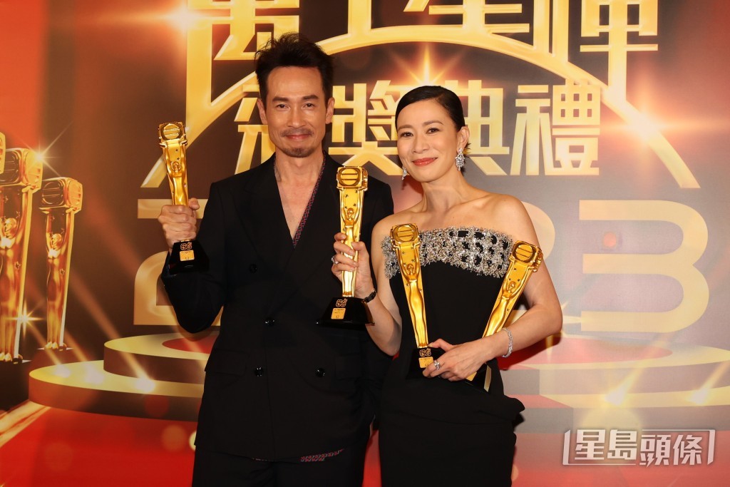 TVB《萬千星輝頒獎典禮2023》佘詩曼憑熱爆台慶劇《新聞女王》飾演「Man姐」成三料視后，陳豪則憑《破毒強人》沙聲毒王在17年後重奪視帝殊榮。