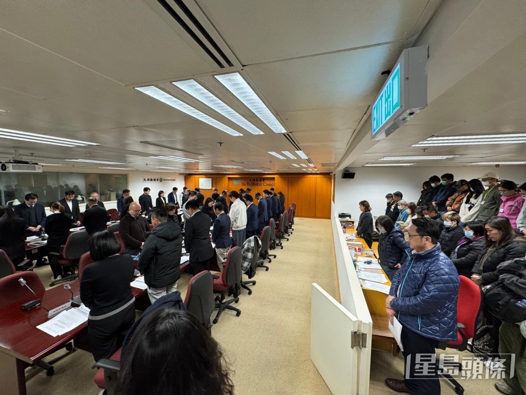 會議開始前現場人士為宏福苑死難者默哀一分鐘。陳俊豪攝