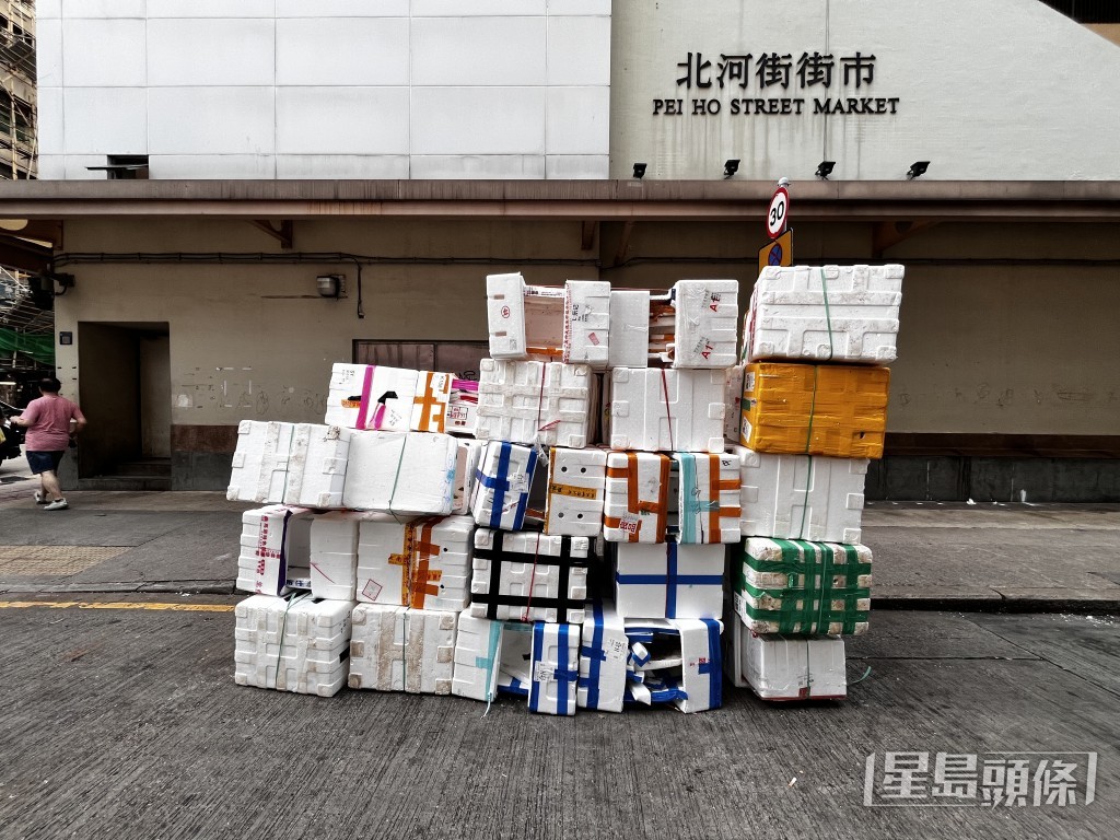 深水埗北河街市附近道路亦堆滿隨處丟棄的垃圾及發泡膠箱。 深水埗北河街市附近道路亦堆滿隨處丟棄的垃圾及發泡膠箱。