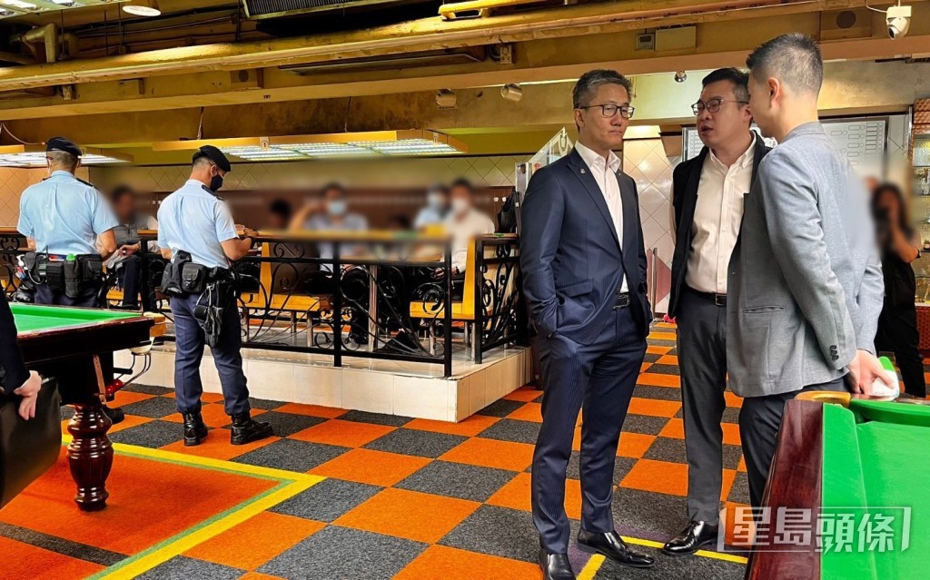 一哥在娛樂場所內巡視。