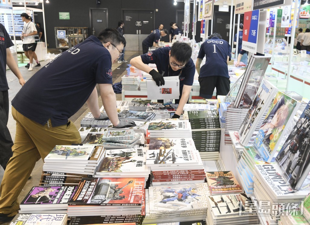 泛華發行代理有限公司亦將於書展期間展出超過1,200種圖書。 泛華發行代理有限公司亦將於書展期間展出超過1,200種圖書。