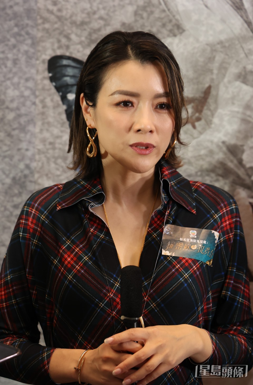 陳茵媺笑言戲中有流血及親熱場面,所以也不知如何向子女解釋。 陳茵媺笑言戲中有流血及親熱場面,所以也不知如何向子女解釋。