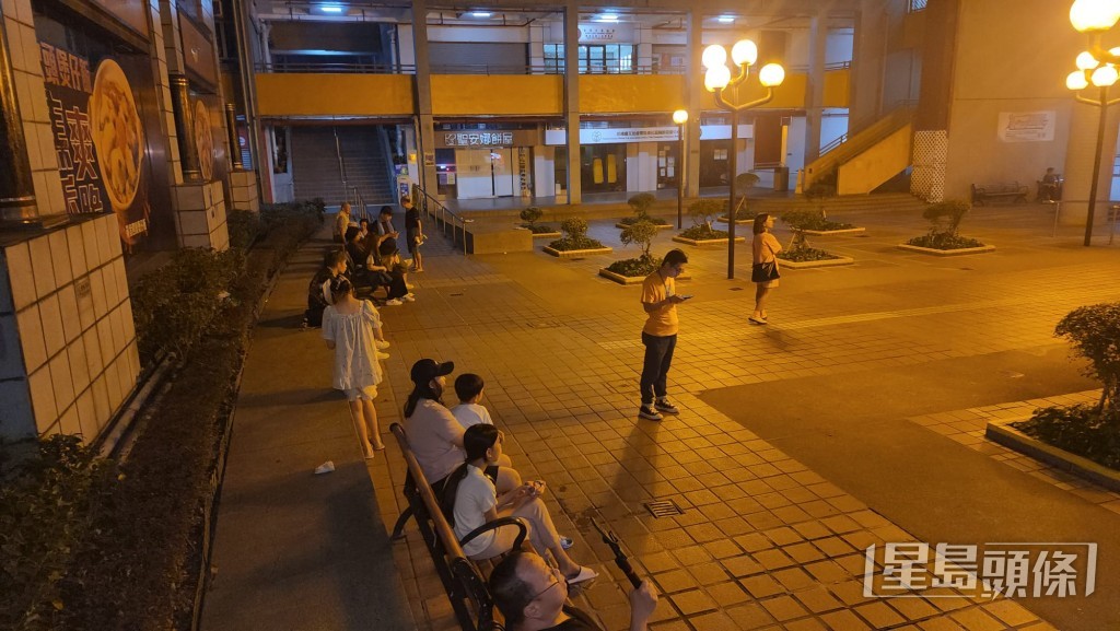 消防灌救期間,有十多名住客自行疏散到樓下空曠處暫避。黎志偉攝 消防灌救期間,有十多名住客自行疏散到樓下空曠處暫避。黎志偉攝