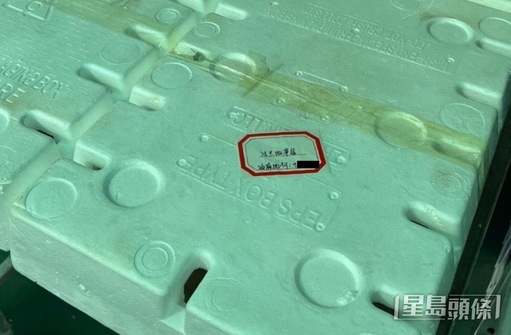 有攤檔的發泡膠盒上貼有收貨人的電話。 受訪者提供