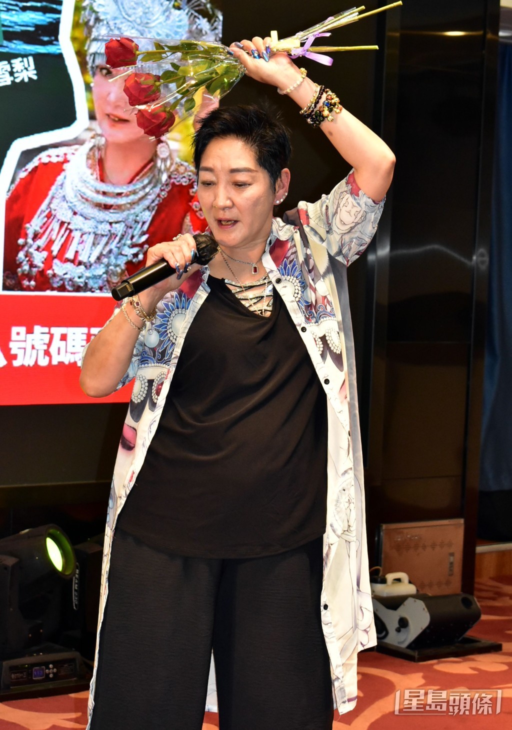 載歌載舞演出。