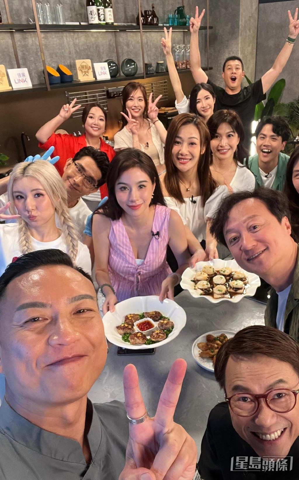 樂小姐(中)和朱智賢、李尚正、蝦頭及大廚Ricky及Jacky等齊齊參與張志明監製(右後1)的烹飪節目。