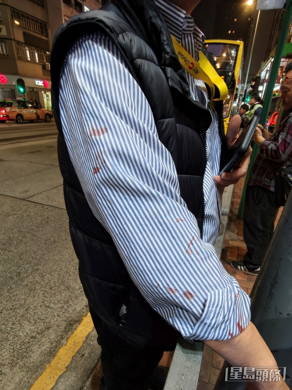 車長制服被疑犯血跡所染。 車長制服被疑犯血跡所染。