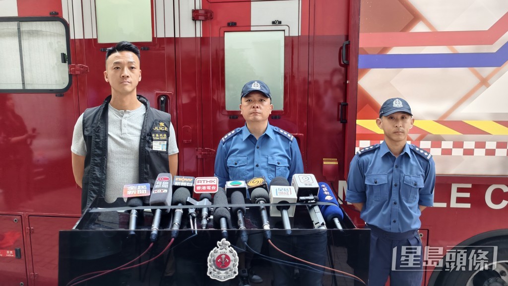 消防處助理消防區長巫珊凱(中)、消防處高級救護主任林景祺(右)、警方中區助理指揮官(刑事)郭進傑警司(左)。 消防處助理消防區長巫珊凱(中)、消防處高級救護主任林景祺(右)、警方中區助理指揮官(刑事)郭進傑警司(左)。