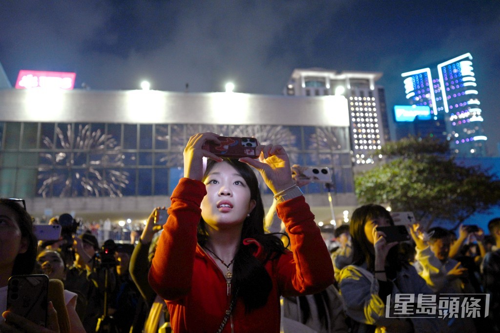 「馬到功成耀香江」煙花匯演,尖沙咀現場。 「馬到功成耀香江」煙花匯演,尖沙咀現場。