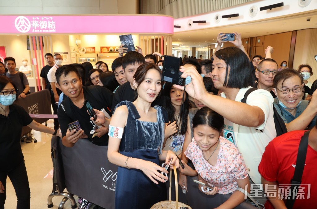 蔡潔亦有不少人邀她合照。 蔡潔亦有不少人邀她合照。