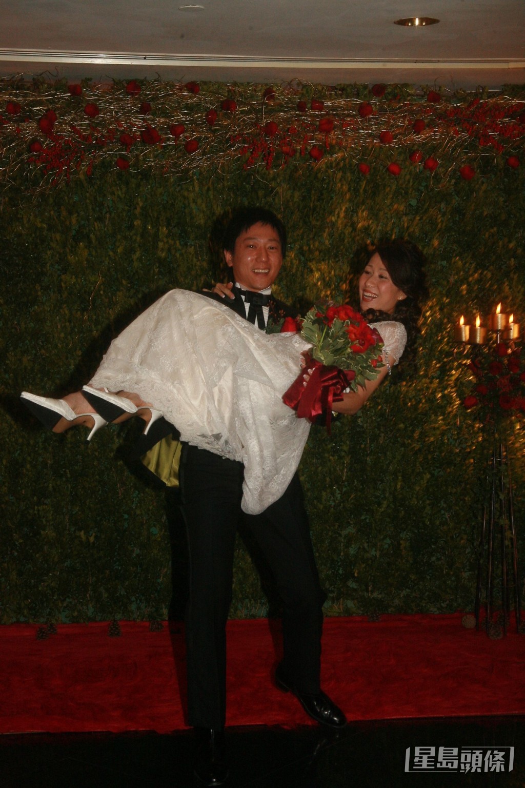 鄺文珣2006年的平安夜與應毅烽結婚。