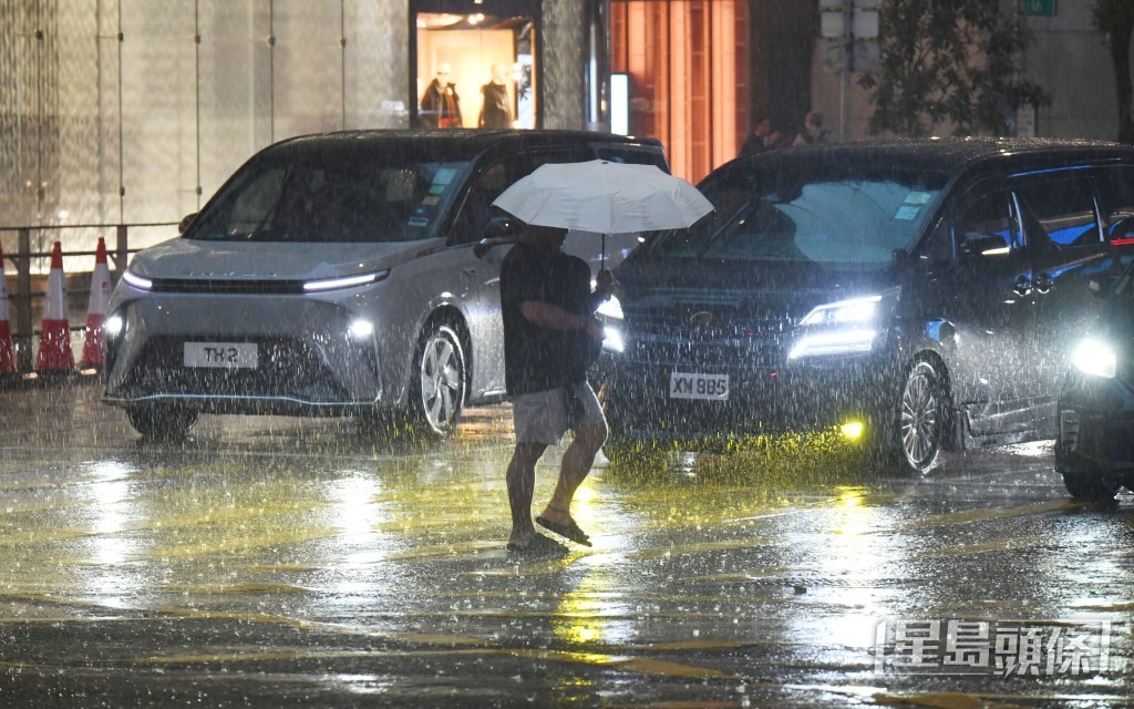 今早黑雨中環情況。汪旭峰攝 今早黑雨中環情況。汪旭峰攝