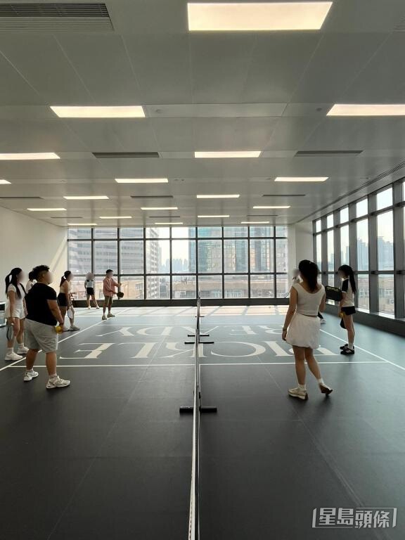 有交友平台組團玩新興運動，如匹克球和直立板等。 受訪者提供 