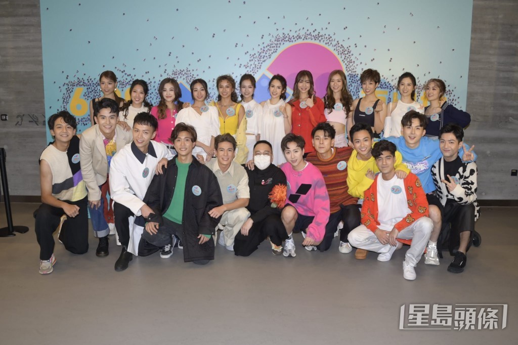 23位年輕藝員以「J2ers」身份現身。