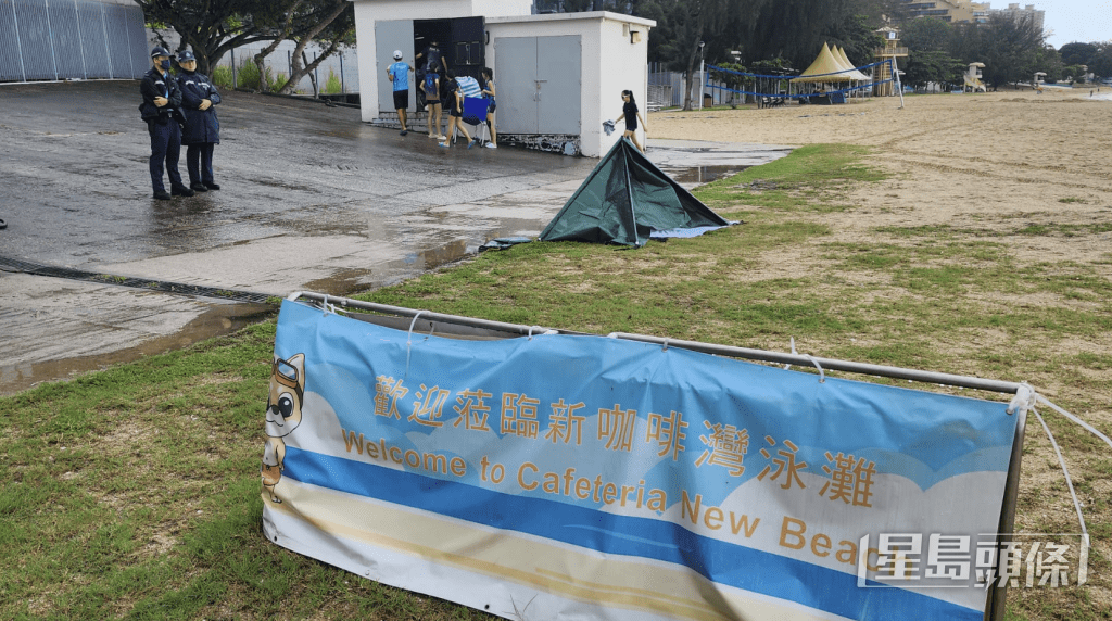 警方用綠色帳蓬,將男遺體掩蓋。黎志偉攝 警方用綠色帳蓬,將男遺體掩蓋。黎志偉攝