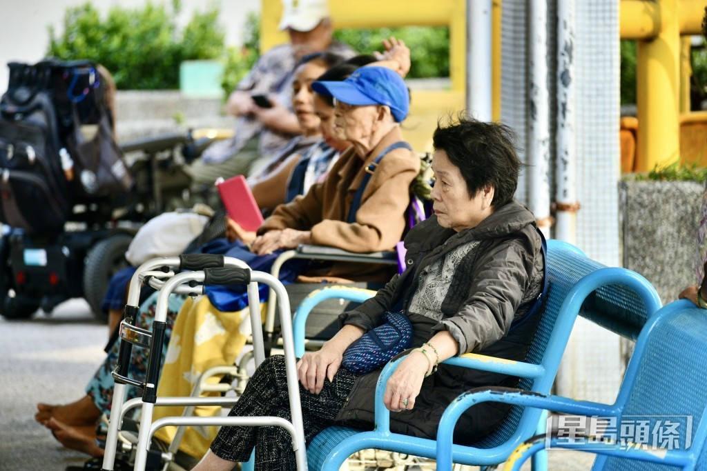 長者自殺數字持續維持每年400多宗。資料圖片 長者自殺數字持續維持每年400多宗。資料圖片