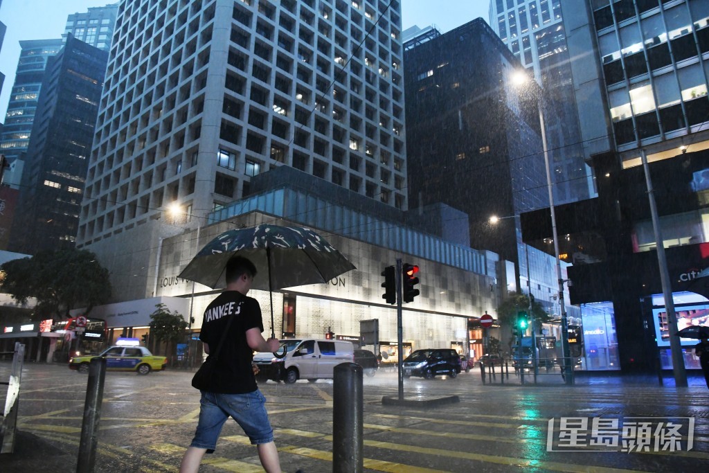 天文台今日(5日)再發出黑色暴雨警告。汪旭峰攝 天文台今日(5日)再發出黑色暴雨警告。汪旭峰攝