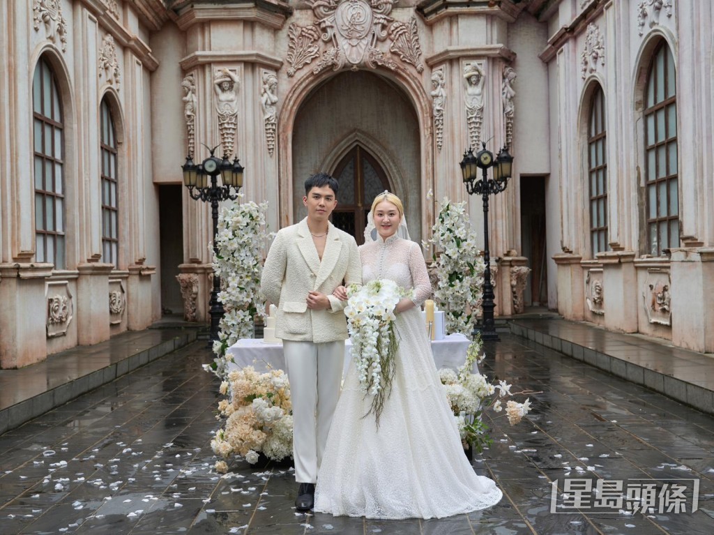 梁兆楹穿上一套企領修身婚紗拍照。 梁兆楹穿上一套企領修身婚紗拍照。