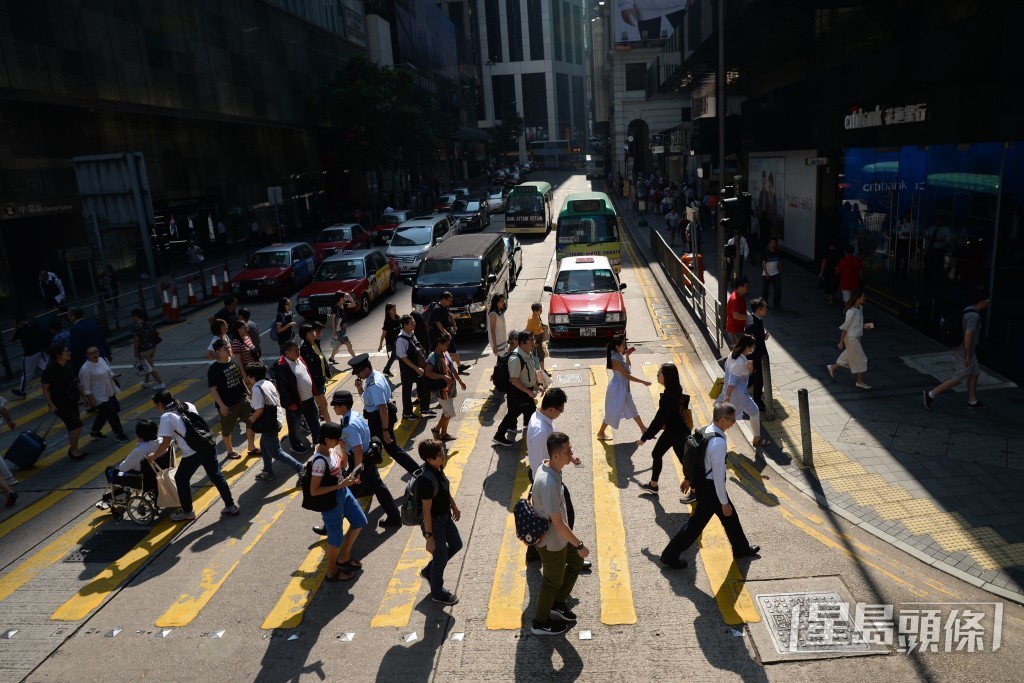 有網民分享其一名在中環上班的高薪族朋友，與妻子合計月入高達16萬元，本應是令人羨慕的「中產天花板」，卻直言自己「活得像個乞丐」。（資料圖片）