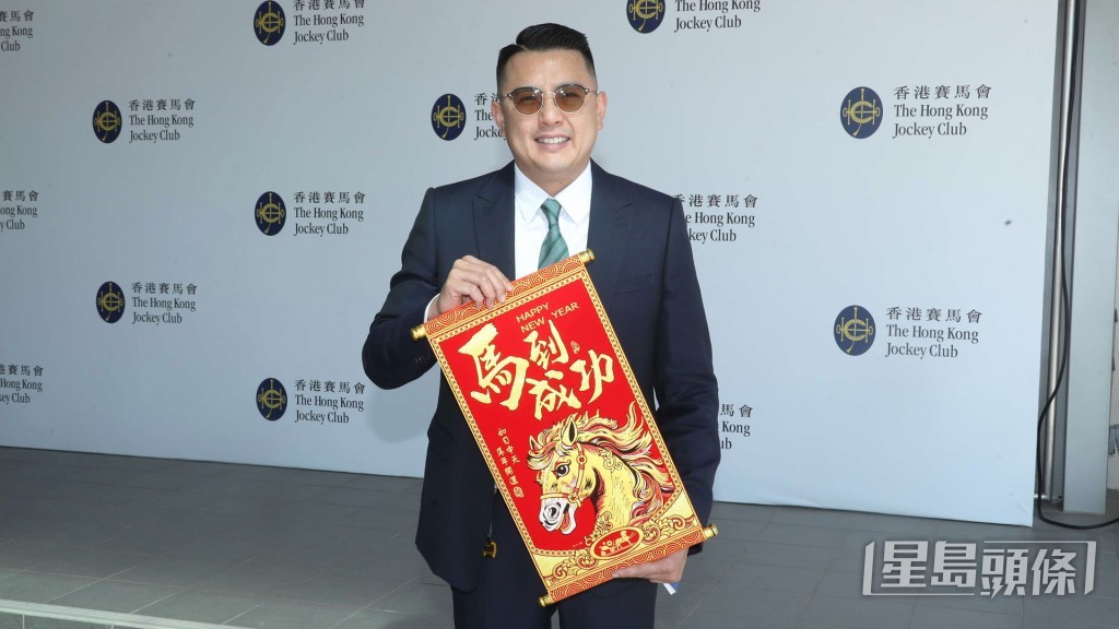  今朝「表之银河」操完伍鹏志企定定在马房大闸口等马，并立即问及鞍上人操后感。