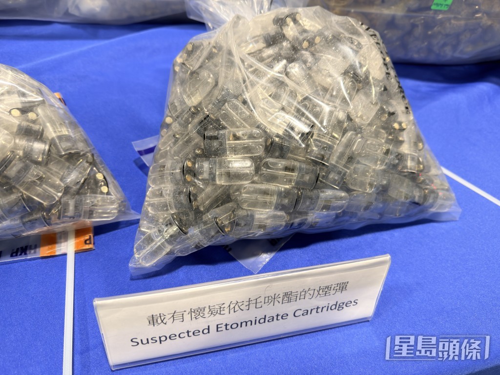 行動中檢獲約652粒懷疑依托咪酯煙彈。梁國峰攝