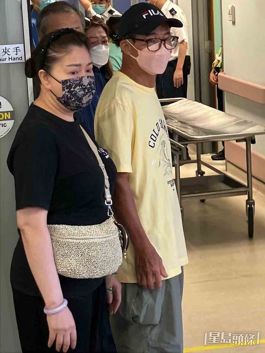 梅啟明與女友結伴到醫院。