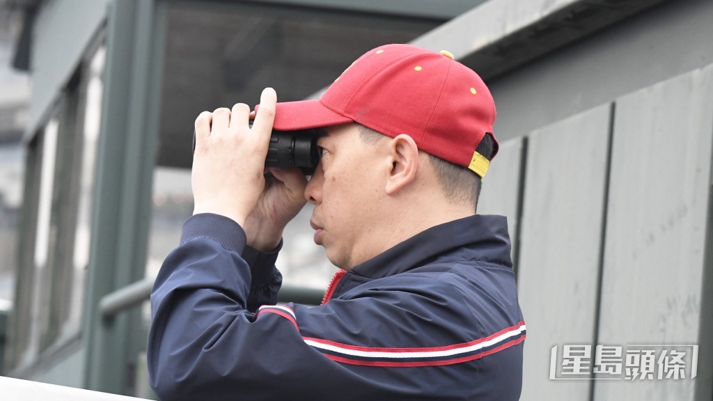 「嵐臣」今朝操練之後巫偉傑到機坪口睇馬，重視程度盡表無遺。