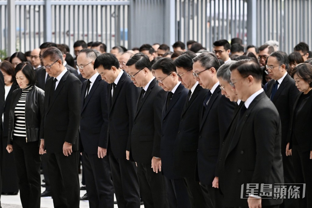 行政長官李家超今早（29日）聯同主要官員、行政會議非官守議員、公務員、紀律部隊首長及醫管局領導層等，在政府總部東翼前地默哀。