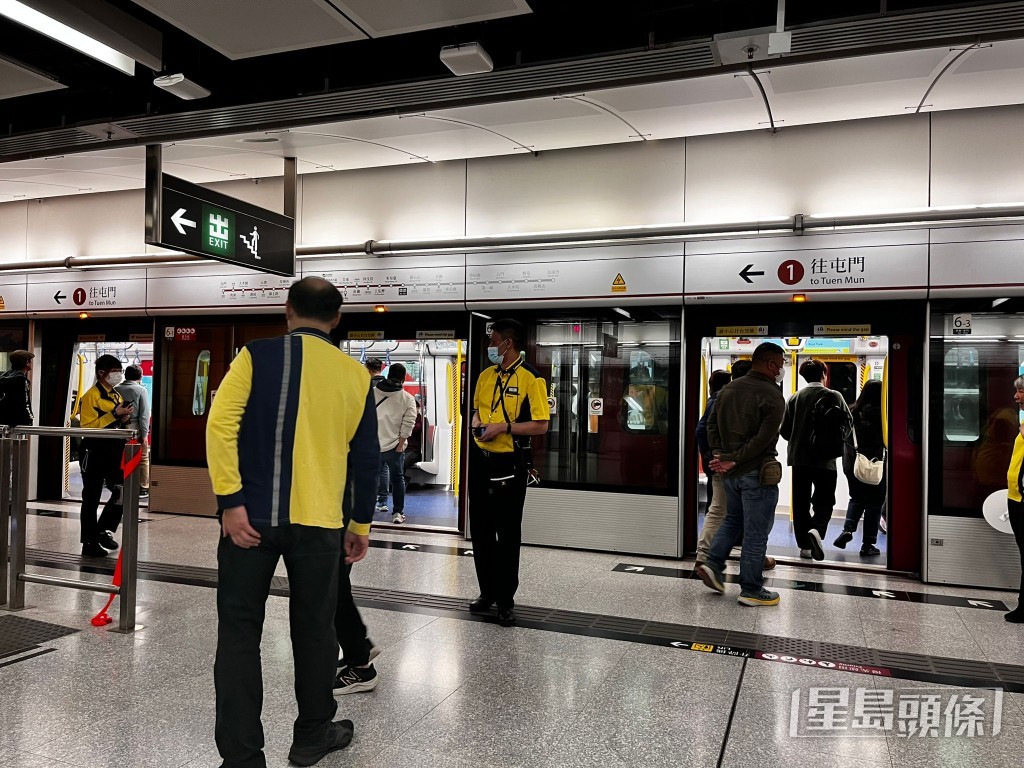 部分觀眾離場後港鐵啟德站乘車。