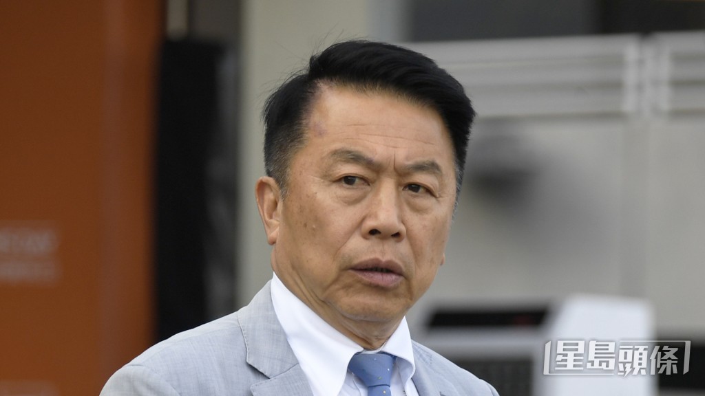 布文同姚本輝今朝一度出雙入對，「一定掂」確可睇高一線。