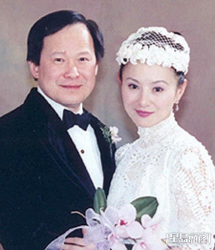 李賽鳳於2001年與醫生羅啟仁結婚，嫁入豪門。