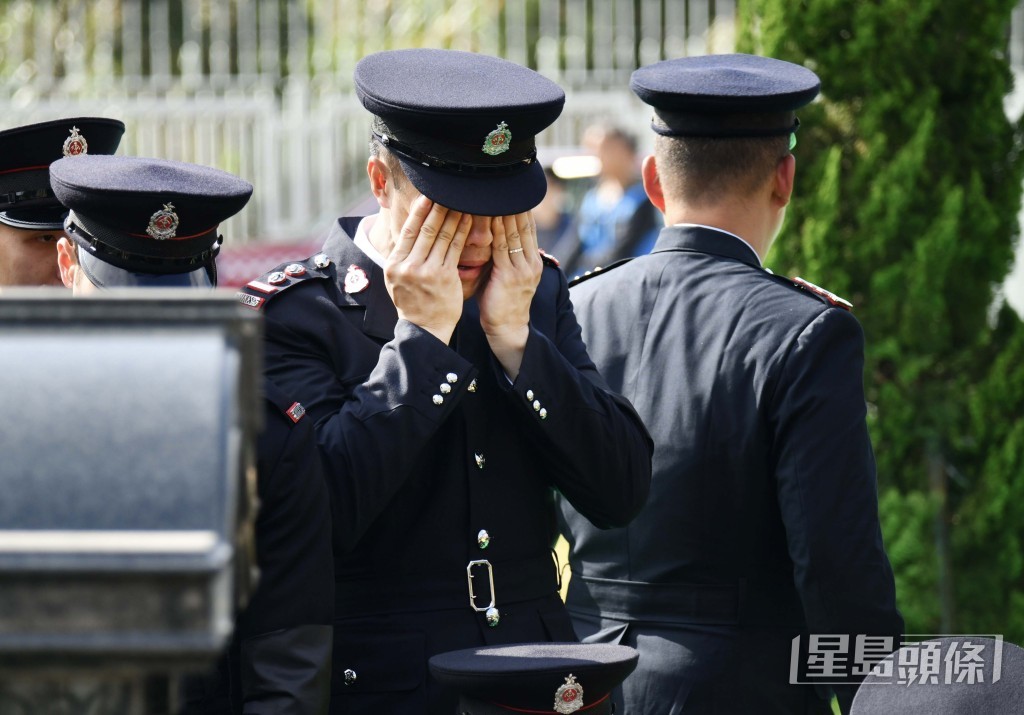 何偉豪遺體長眠浩園，同袍灑下男兒淚。資料圖片