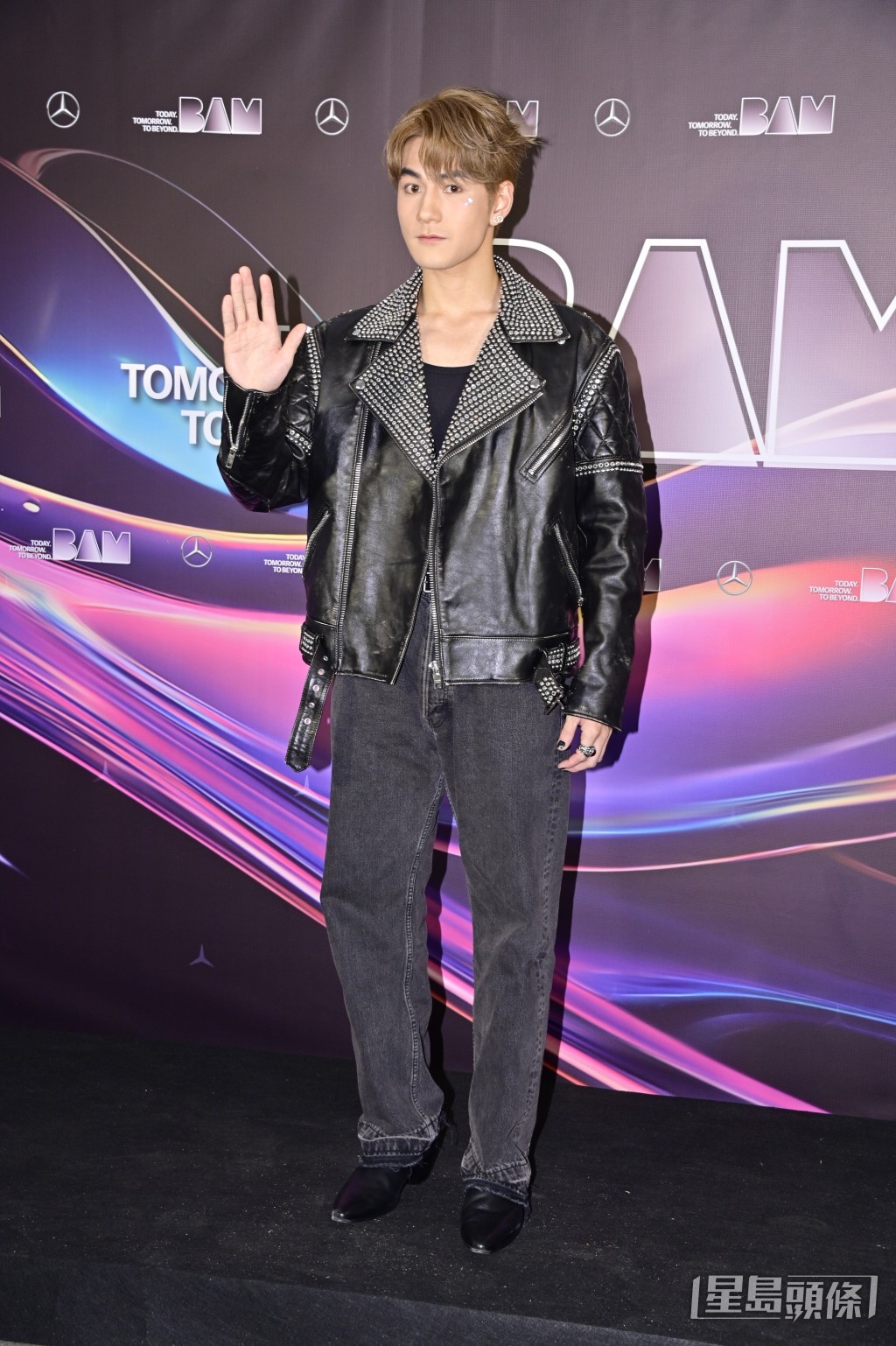 更给观众惊喜，演唱了一曲谢霆锋的《一击即中》。