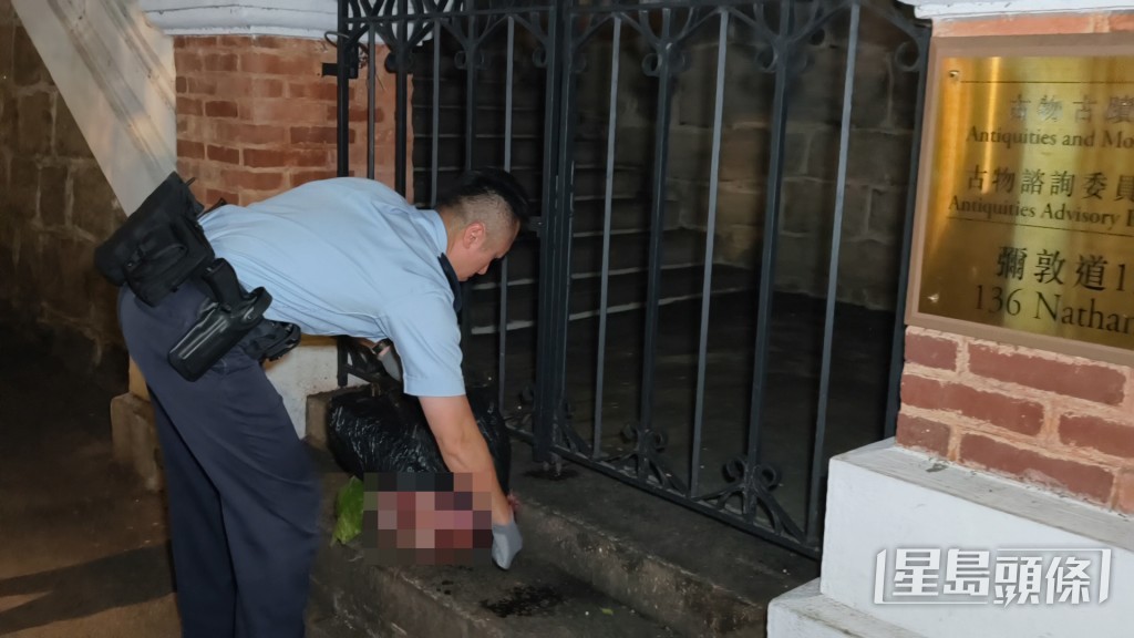 警方用黑色膠袋將牛頭裝起。黃文威攝 警方用黑色膠袋將牛頭裝起。黃文威攝