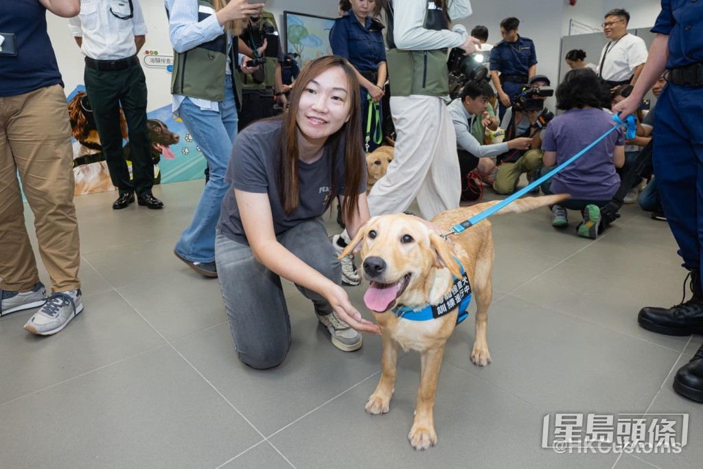 得獎市民與自己命名搜查犬近距離接觸、影相及互動。海關FB 得獎市民與自己命名搜查犬近距離接觸、影相及互動。海關FB