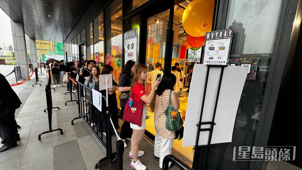 大批歌迷早在場外聚集準備「五月之約」。 大批歌迷早在場外聚集準備「五月之約」。