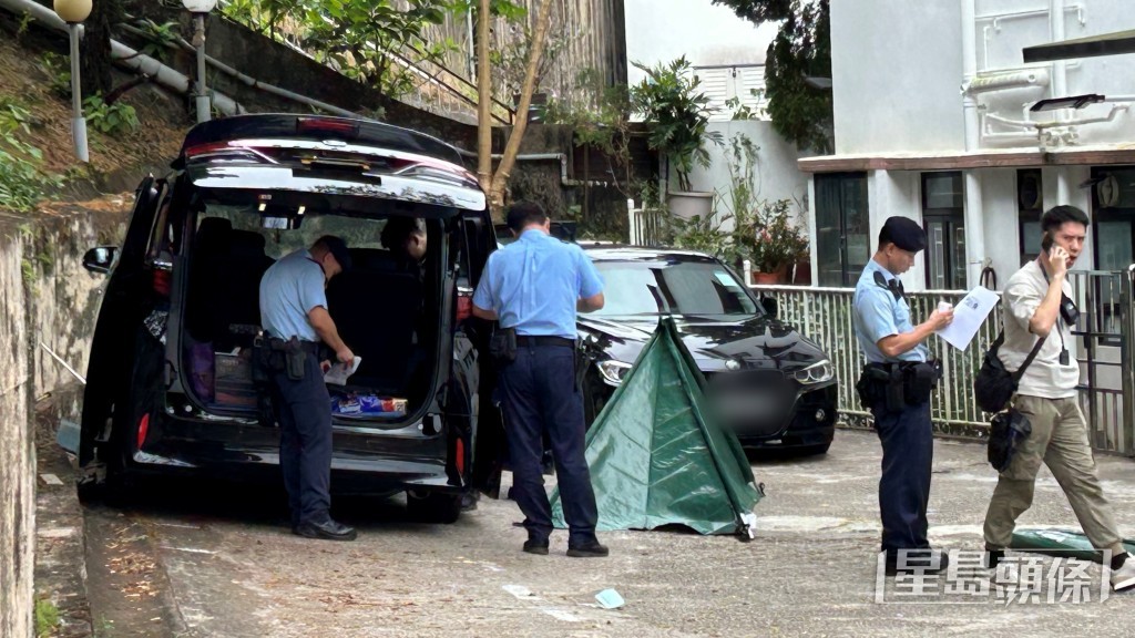 男子暈倒七人車內，現場證實死亡，警方將其遺體移出車外，以帳篷遮蓋。蔡楚輝攝