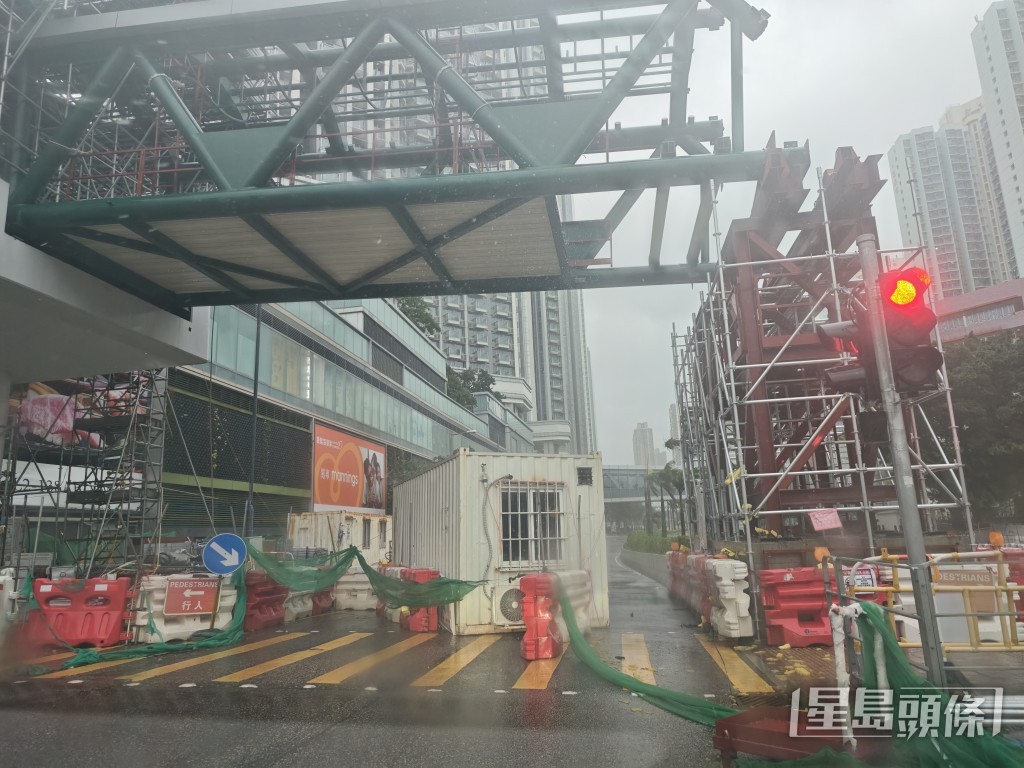 深旺道欽洲街交界貨櫃被吹走。黎志偉攝