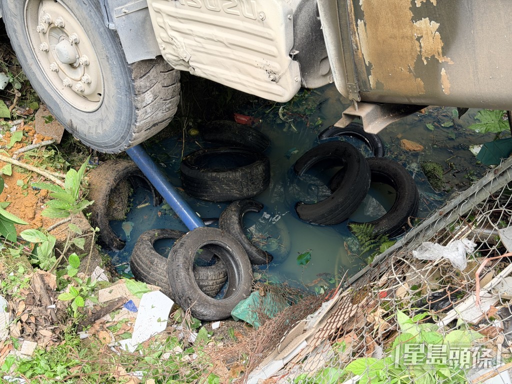 一批輪胎被撞跌落污水渠。 一批輪胎被撞跌落污水渠。