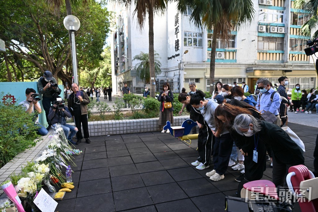 今早有市民在大埔宏福苑廣福社區中心外小公園獻花，鞠躬悼念逝者。蘇正謙攝