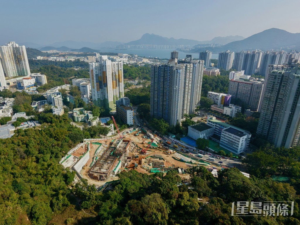 頌雅路西熟地靠巴士、小巴接駁 。