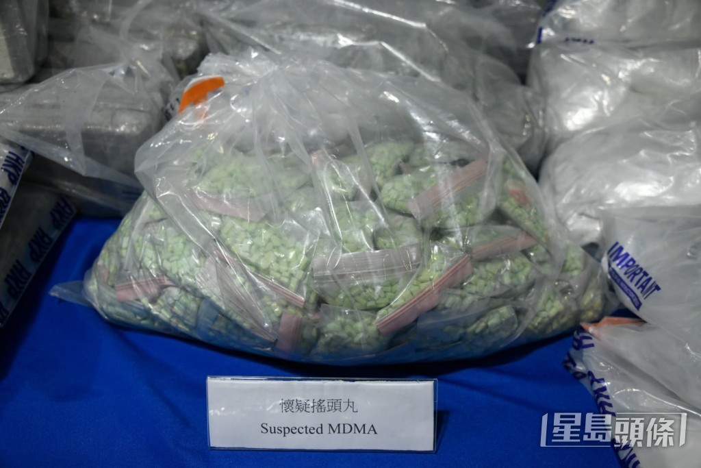 警方檢獲的搖頭丸毒品。楊偉亨攝 警方檢獲的搖頭丸毒品。楊偉亨攝