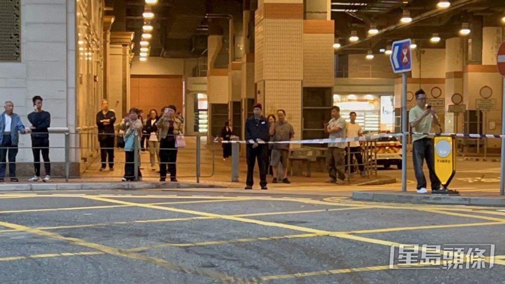 大批途人圍觀，警員架設封鎖範圍免生危險。