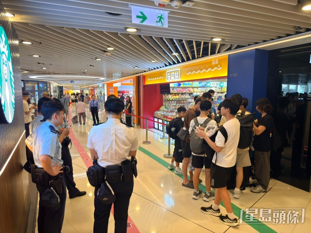 警員到場維持秩序。梁國峰攝 警員到場維持秩序。梁國峰攝